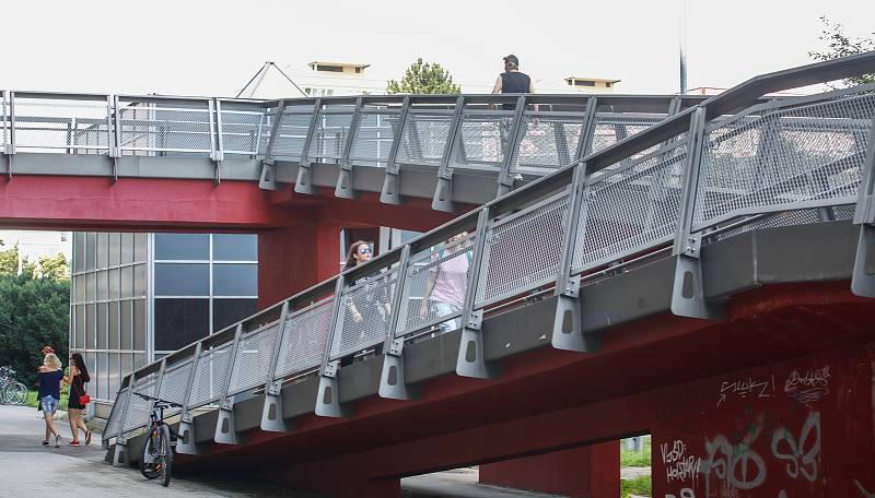 Lávka na Palackého třídě spojující obchodní centrum s protějším chodníkem by mohla v budoucnu zmizet. Architektům se v prostoru nelíbí.