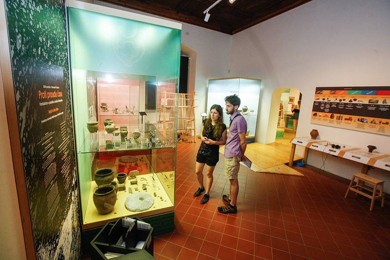 Pardubická muzejní noc 2022 poskytla návštěvníkům nejen prohlídky expozicí na pardubickém zámku, ale i netradiční noční pohled ze Zelené brány.