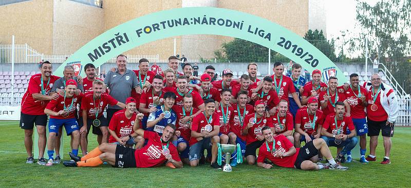 Utkání Fotbalové národní ligy mezi FK Viktoria Žižkov (v bíločerveném) a FK Pardubice (v modrém).