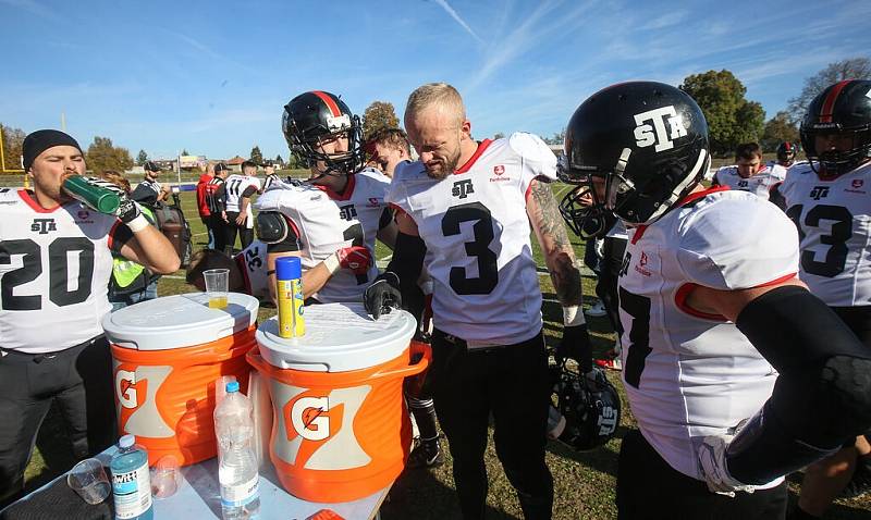 Ve finále druhé ligy se střetli Stallions Pardubice (v bílém) s Třincem Sharks.