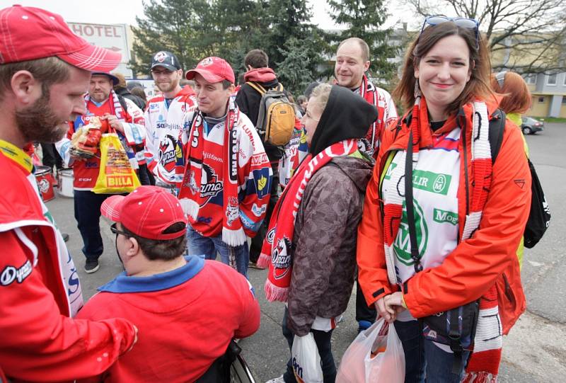 Hokejoví fandové Pardubic před odjezdem na klíčové utkání do Českých Budějovic.