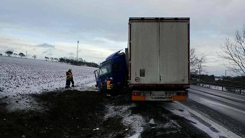 Kolize nákladního automobilu u Litomyšle, hasiči tady museli řidiče dostat z kabiny.