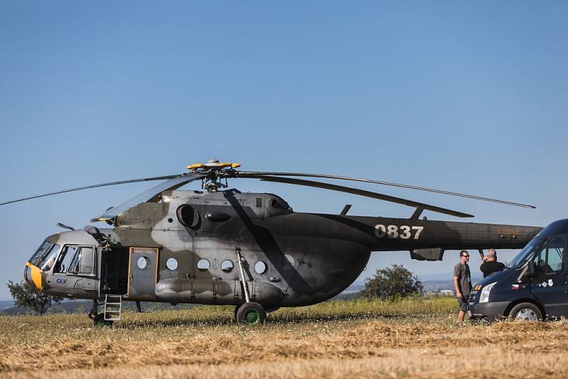 U Libanic na Chrudimsku nouzově přistál vrtulník Mi-17 pardubického Centra leteckého výcviku. Z motoru stroje se za letu začalo kouřit.