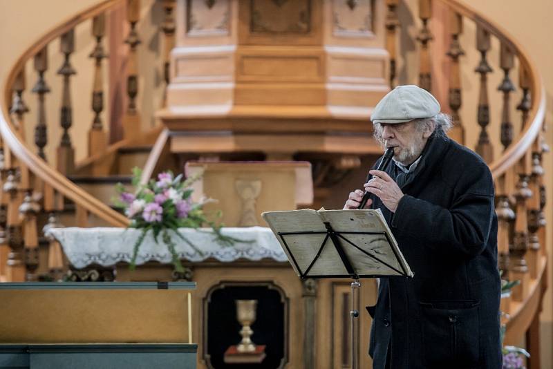 Opravený evangelický kostel ve Chvaleticích a koncert Jiřího Stivína a Václava Uhlíře.