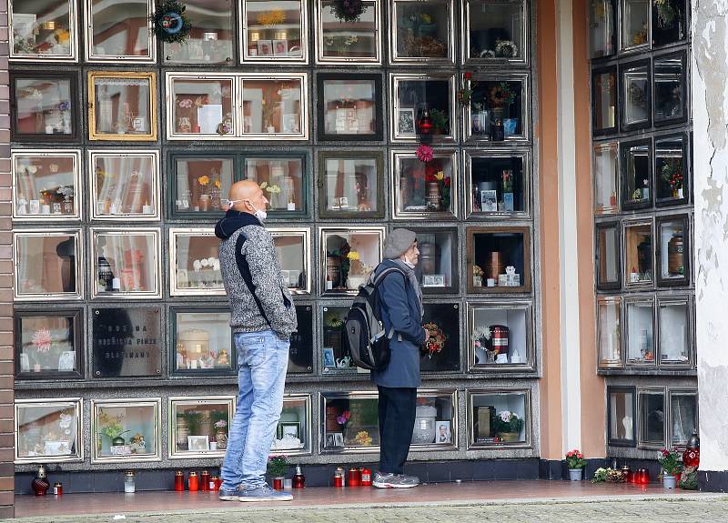 Památka zesnulých či lidově Dušičky na pardubickém Centrálním hřbitově v době Koronovirové epidemie.