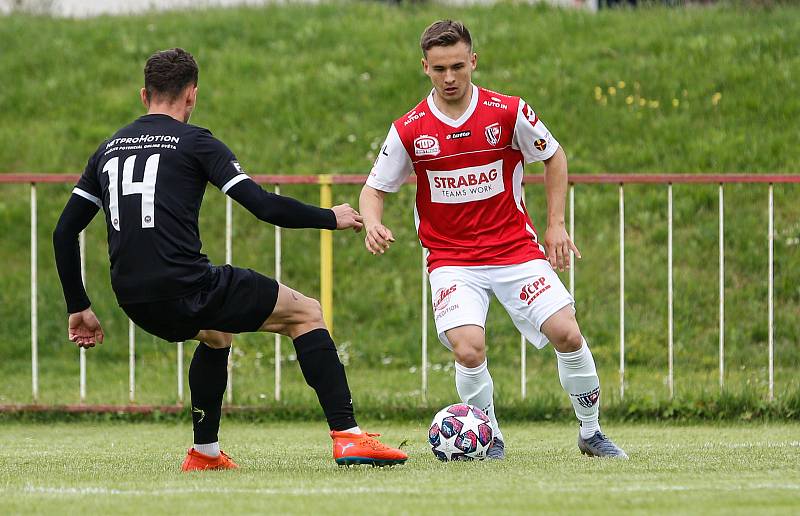 Přípravné utkání Fortuna národní ligy mezi FK Pardubice (ve červenobílém) a MFK (v Černém) na hřišti v Na Dolíčku.