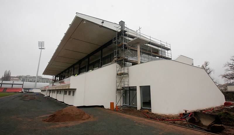 Nový fotbalový stadion prvoligového týmu FK Pardubice v prostorách bývalého Letního stadinu v Pardubicích  je téměř hotov.