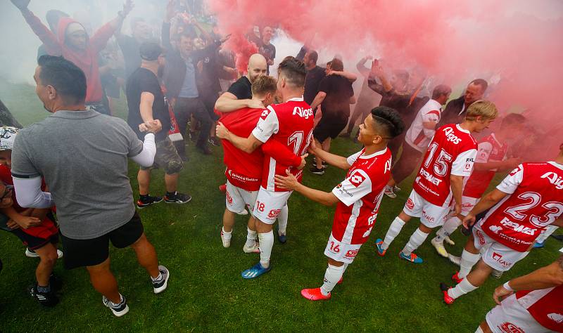 Oslavy titulu mistra Fobalové národní ligy týmu FK Pardubice na hřišti pod Vinicí v Pardubicích.