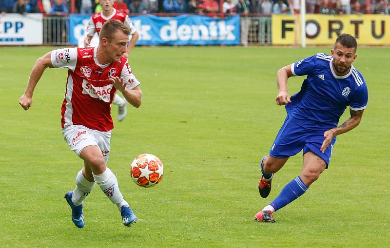 Utkání Fobalové národní ligy mezi FK Pardubice (ve červenobílém) a FC Slavoj Vyšehrad (v modrém) na hřišti pod Vinicí v Pardubicích.