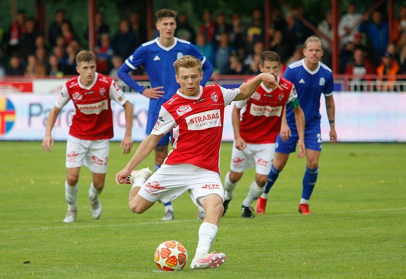 Utkání Fobalové národní ligy mezi FK Pardubice (ve červenobílém) a FC Slavoj Vyšehrad (v modrém) na hřišti pod Vinicí v Pardubicích.