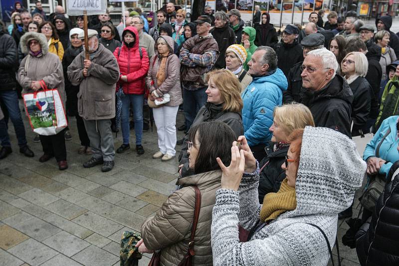 Zhruba 300 lidí se v pondělí sešlo u sochy Jana Kašpara v Pardubicích. Demonstrovali za nezávislou justici.