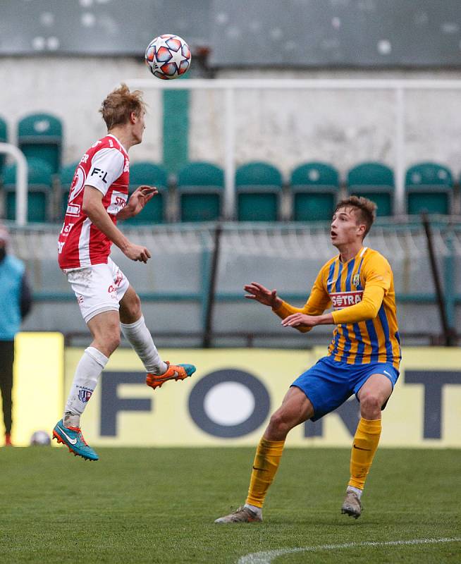 Fotbalové utkání Fortuna ligy mezi FK Pardubice (v červenobílém) a SFC Opava ( ve žlutomodrém) na Městském stadionu Ďolíček v Praze.