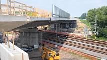Na D35 na dálničním mostě nad železniční stanicí v Uhersku stavbaří dokončují práce na propojení obou polovin po květnovém otáčení.