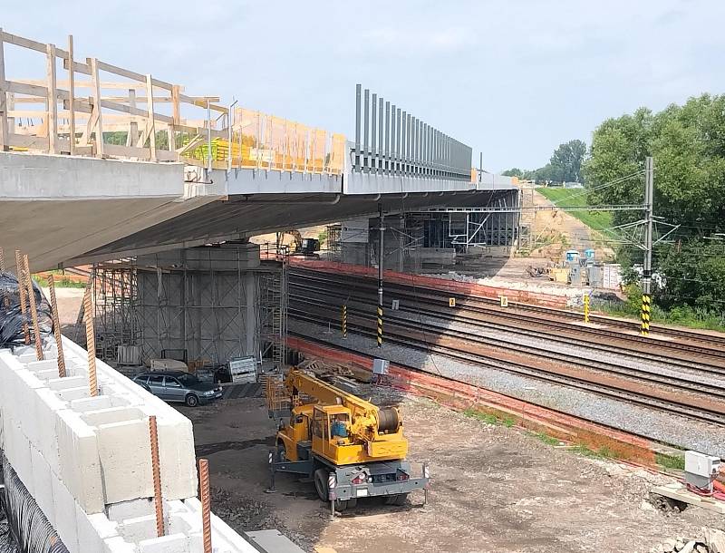 Na D35 na dálničním mostě nad železniční stanicí v Uhersku stavbaří dokončují práce na propojení obou polovin po květnovém otáčení.