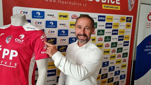 Vít Zavřel si osahává dres, ve kterém jeho podřízení vyběhnou do sezony 2022/2023.