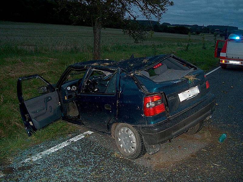 K nehodě došlo v pondělí před sedmou hodinou večer u obce Přepychy. Osmnáctiletý řidič osobního vozidla Škoda Felicia z dosud nejasných příčin vyjel ze silnice, kde bočně narazil do stromu.