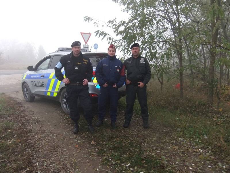 Běžné složení mezinárodní hraniční patroly. Jiří Svoboda (vlevo) spolu s maďarskou policistkou a slovenským policistou. Čtvrtý člen, rovněž maďarský policista, snímek pořizoval. 