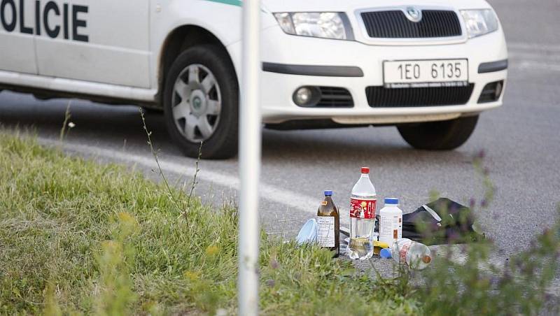 Chemikálie a stříkačky nalezené na místě