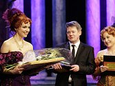 Pardubická herečka Martina Sikorová (vlevo) přebírá Cenu za nejlepší ženský herecký výkon přehlídky. 