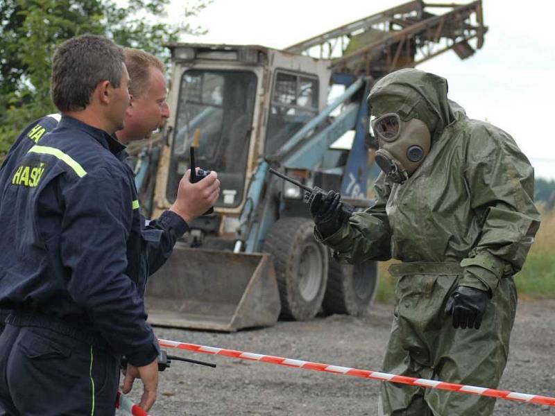 Dekontaminace osob a techniky vyjíždějící z Nořína