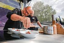 Gurmánský festival dobrého jídla a pití Prima Fresh festival na pardubickém dostihovém závodišti. Hvězdou akce byl Zdeněk Pohlreich. 