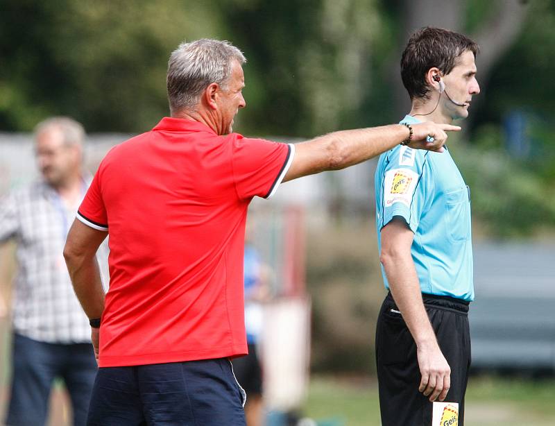 Utkání Fotbalové národní ligy mezi FK Pardubice (ve červenobílém) a FK Baník Sokolov (ve žlutočerném) na hřišti pod Vinicí v Pardubicích.