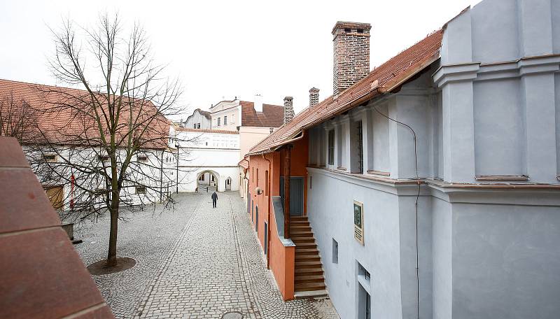 Historické budovy na pardubickém Příhrádku jsou dokončené. Stavbaři při rekonstrukci objevili mnoho překvapení – například jedno schodiště nebo velmi zachovalou černou kuchyni.