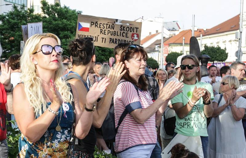 Zhruba šest set lidí se v úterý sešlo u sochy Jana Kašpara v Pardubicích. Opět protestovali proti premiérovi Andreji Babišovi a ministryni spravedlnosti Marii Benešové.