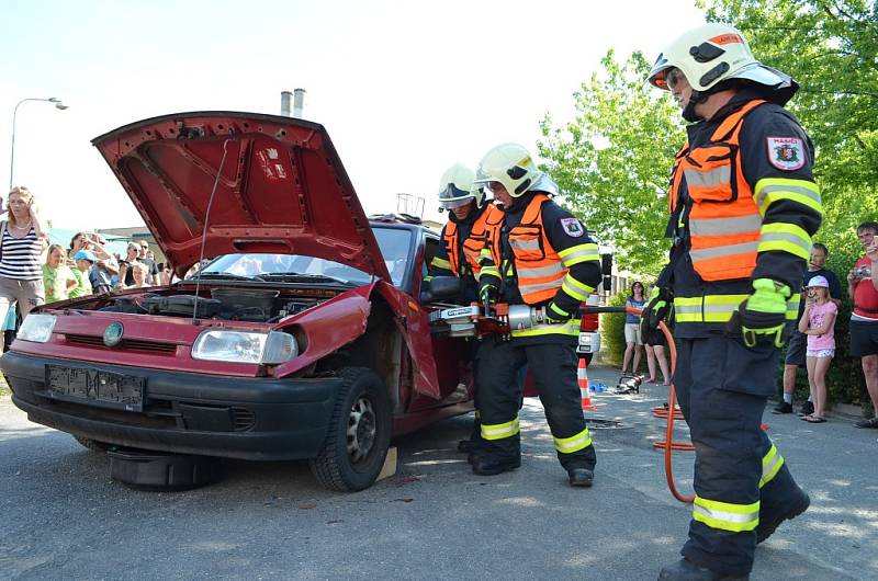 Dobrovolní hasiči z Lázní Bohdaneč slavili 140 let výročí. Požehnání do služby dostala dvě nová zásahová vozidla. 