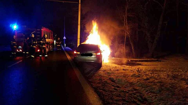 U Lázní Bohdaneč hořelo auto.
