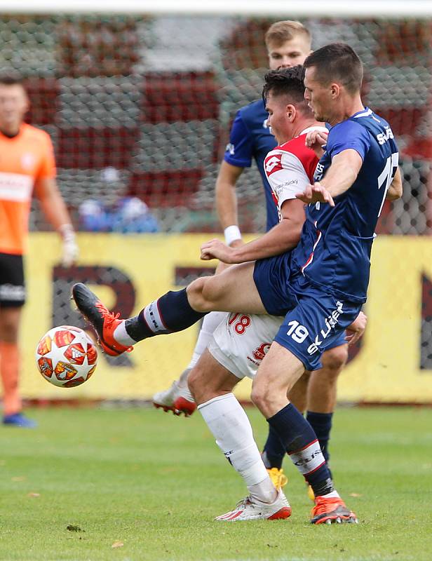 Utkání Fobalové národní ligy mezi FK Pardubice (ve červenobílém) a SK Líšeň ( v modrém) na hřišti pod Vinicí v Pardubicích.