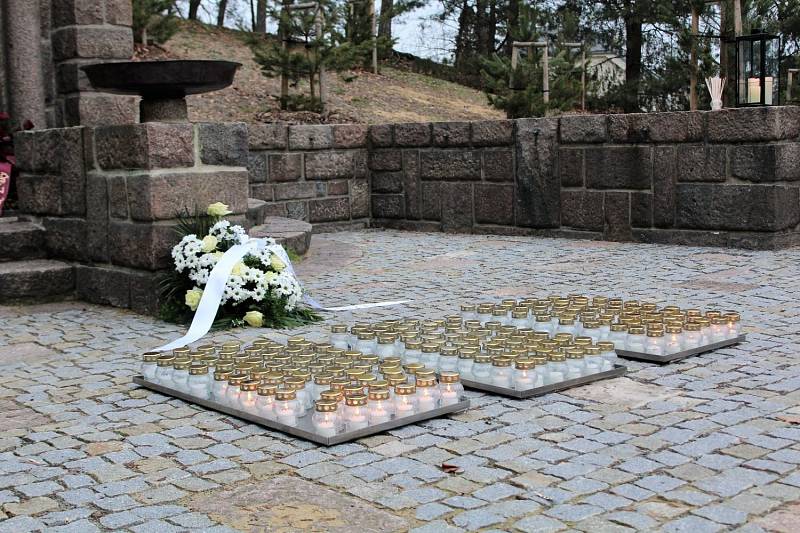 V Pardubicích se rozhořelo 194 plamínků svíček za oběti heydrichiády
