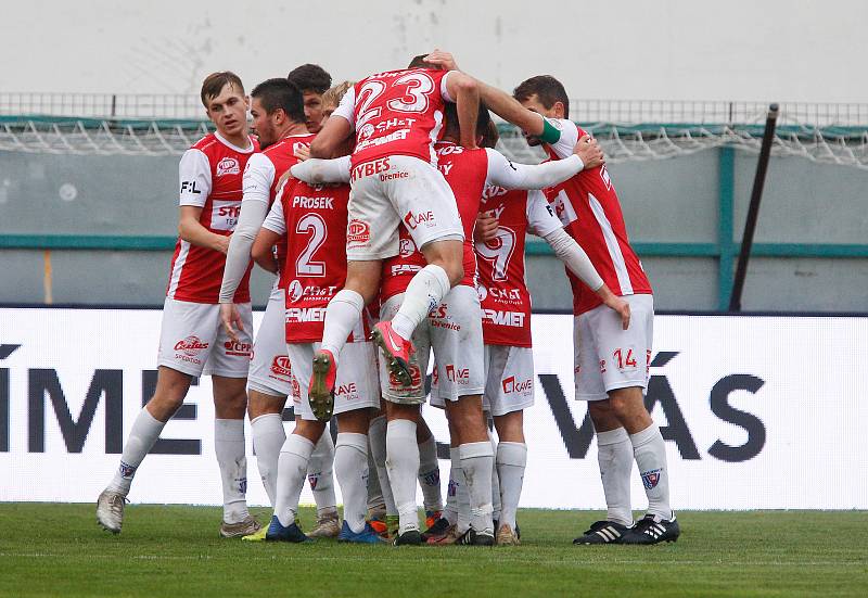 Fotbalové utkání Fortuna ligy mezi FK Pardubice (v červenobílém) a SFC Opava ( ve žlutomodrém) na Městském stadionu Ďolíček v Praze.