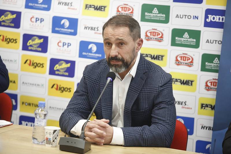 Tisková konference FK Pardubice ke změně názvu stadionu na CFIG Arena.