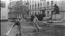 Listopad 89 v Pardubicích, jak jej zachytil Jaroslav Krčál. Studenti uklízejí kolem sochy Lenina po demonstraci.