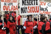 Protest před sídlem Pardubického kraje. Studenti gymnázií z Jevíčka a Vysokého Mýta protestují proti slučování škol.