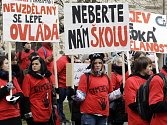 Protest před sídlem Pardubického kraje. Studenti gymnázií z Jevíčka a Vysokého Mýta protestují proti slučování škol.