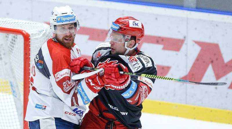 Hokejové utkání Tipsport extraligy v ledním hokeji mezi HC Dynamo Pardubice (v bíločerveném) a HC Oceláři Třinec.