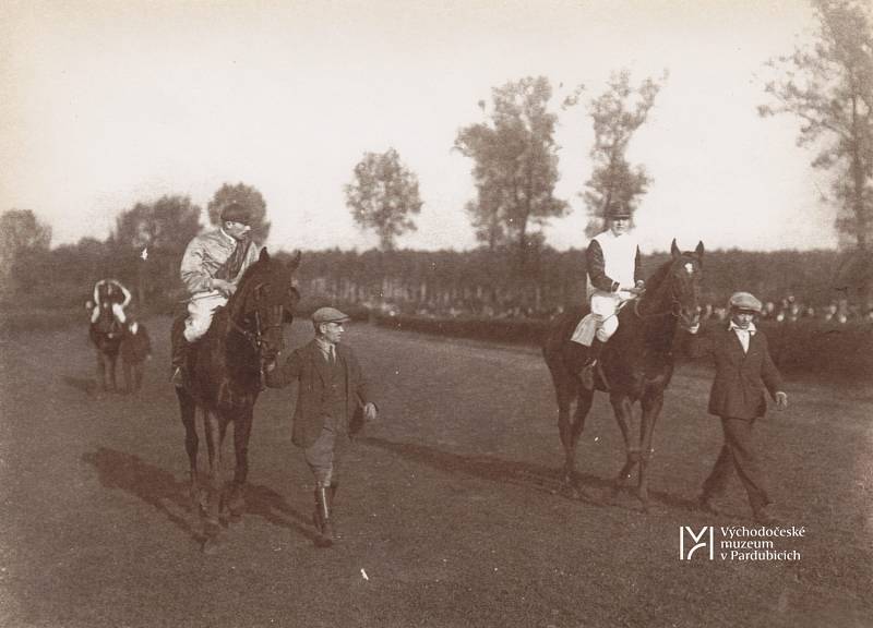 VP 1925, Kladrubská cena, nástup na start, vlevo Simplicius - ing. K. Pálfy, vpravo Magst - Nostita, Byard - R. Popler.