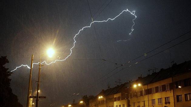 Na Vysočinu míří bouře Ciarán: meteorologové varují před silným větrem