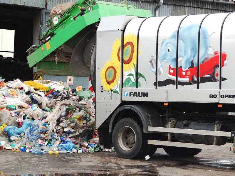 Svozový vůz přiváží další náklad tříděného plastového odpadu z určených "žlutých popelnic".