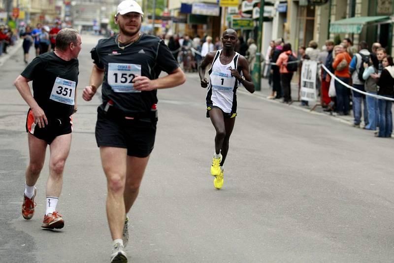 VINAŘSKÝ PŮLMARATON. Centrum města v sobotu nebývale ožilo. Běžel se zde Pardubický vinařský půlmaraton, který byl podruhé povýšen i na Mistrovství České republiky.