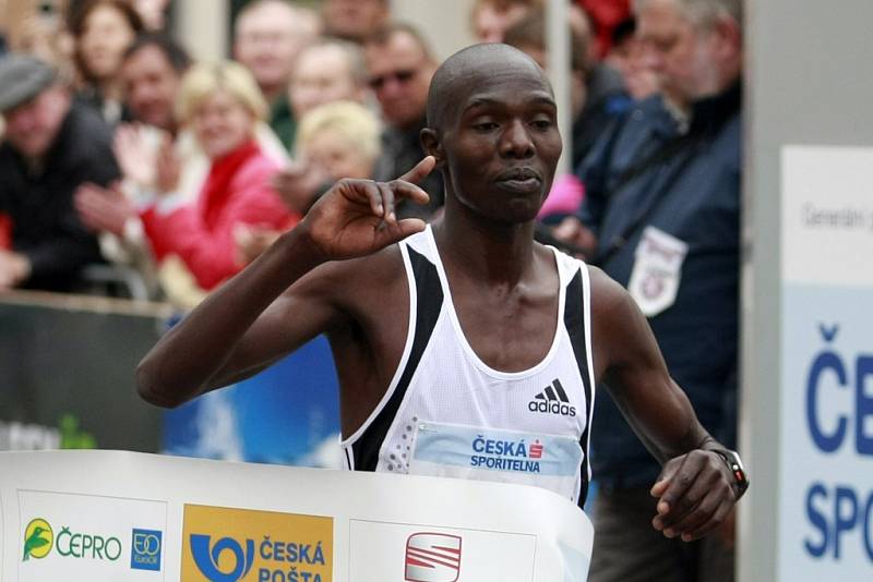 Wilson Kwambai Chebet. Centrum města v sobotu nebývale ožilo. Běžel se zde Pardubický vinařský půlmaraton, který byl podruhé povýšen i na Mistrovství České republiky.