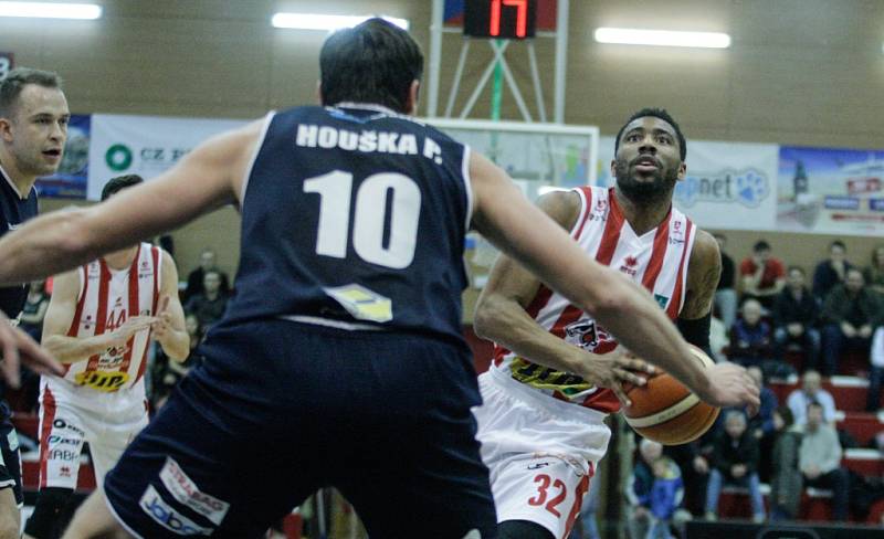 Basketbalové utkání Pardubice – Děčín 79:63.