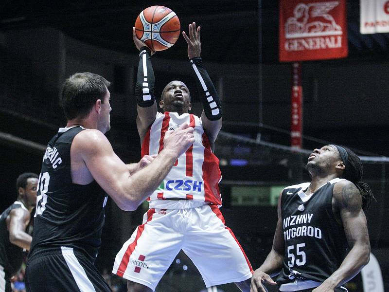 Basketbalové utkání Basketball Champions Legue mezi BK JIP Pardubice (v bíločerveném) a BC Nižnij Novgorod (v černém) v pardubické ČSOB Pojišťovna Areně.