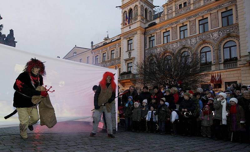 Pardubicemi vířili čerti, andělé i svatý Mikuláš.