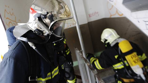 Pardubičtí hasiči testovali kondici i zásahové postupy. Osmnáctipatrovou budovu zdolali po požárním schodišti s rozvinutím hadicového vedení dvakrát a v dýchací technice.