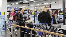 Tesco v Pardubicích bylo ve čtvrtek 15. září po rekonstrukci otevřeno.