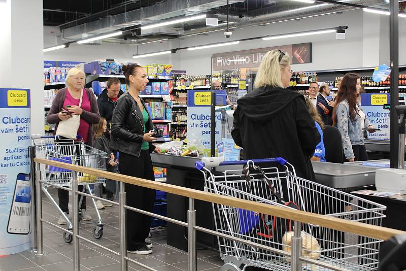 Tesco v Pardubicích bylo ve čtvrtek 15. září po rekonstrukci otevřeno.