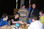 Před dvaceti lety. V Ideonu už se hrálo na začátku milénia. Šachisty navštívil i legendární Anatolij Karpov (přemýšlí).